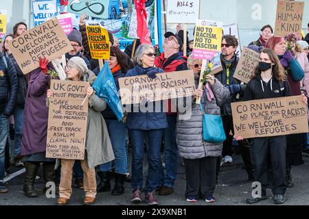 Eine Gegendemonstration antifaschistischer Gruppen gegen einen Protest der rechten Gruppe Reform UK gegen Asylsuchende im Beresford Hotel in Newquay in Cornwall. Stockfoto