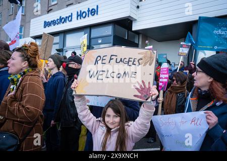 Eine Gegendemonstration antifaschistischer Gruppen gegen einen Protest der rechten Gruppe Reform UK gegen Asylsuchende im Beresford Hotel in Newquay in Cornwall. Stockfoto