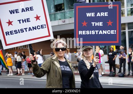 Los Angeles, USA. Juni 2024. Zwei Frauen mit Schildern mit der Aufschrift „Wir sind der Widerstand“ während der Weho Pride Parade als Teil des Wagens der Frauenrechtsanwältin Gloria Allred in West Hollywood, Kalifornien, am Sonntag, den 2. Juni 2024. Die Paraderoute führte entlang der historischen Route 66, die am North San Vicente Blvd begann. Und endet im Rainbow District der Stadt, wo weitere Stolz-Festlichkeiten stattfanden. (Foto: Caylo Seals/SIPA USA) Credit: SIPA USA/Alamy Live News Stockfoto