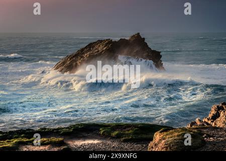 Wilde Meere rund um die felsige Insel Goose Rock an einem stürmischen Tag über der wilden, zerklüfteten Küste von Pentire Point East in Newquay in Cornwall in England. Stockfoto