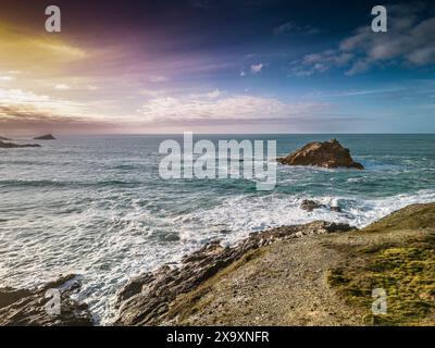 Ein spektakulärer Blick aus der Luft auf die kleine felsige unbewohnte Insel namens Goose vor der Küste Pentire Point East in Newquay in Cornwall in England. Stockfoto