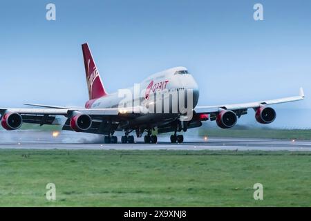 Die lange erwartete historische Ankunft des Virgin Orbit-Flugzeugs Cosmic Girl, eines 747-400, das zu einer Raketenstartplattform am Spaceport Cornwall in Newquay in Cornwall umgebaut wurde. Stockfoto