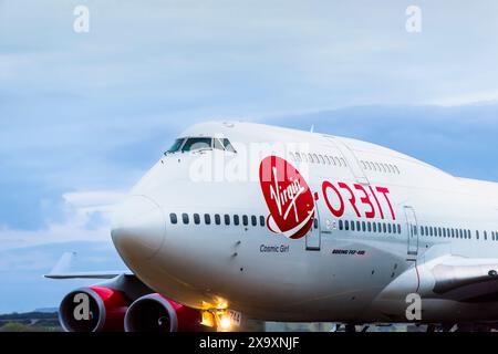 Eine Nahaufnahme des Firmenlogos und der Lackierung auf dem Virgin Orbit-Flugzeug Cosmic Girl, einem 747-400er, der zu einer Raketenstartplattform umgebaut wurde und auf der Start- und Landebahn am Spaceport Cornwall in Newquay in Cornwall hält. Stockfoto