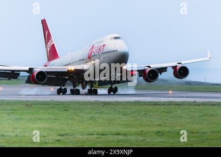 Die lange erwartete historische Ankunft des Virgin Orbit-Flugzeugs Cosmic Girl, eines 747-400, das zu einer Raketenstartplattform am Spaceport Cornwall in Newquay in Cornwall umgebaut wurde. Stockfoto