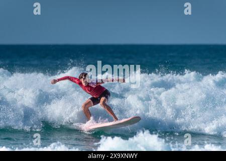 Spektakuläre Surf-Action als männlicher Surfer auf einer Welle im Fistral in Newquay in Cornwall in England, Großbritannien. Stockfoto