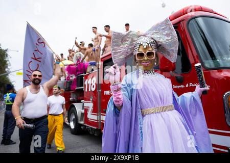 Los Angeles, USA. Juni 2024. Die Teilnehmer der WeHo Pride Parade ziehen den Santa Monica Blvd hinunter. In West Hollywood, Kalifornien, am Sonntag, 2. Juni 2024. Die Paraderoute führte entlang der historischen Route 66, die am North San Vicente Blvd begann. Und endet im Rainbow District der Stadt, wo weitere Stolz-Festlichkeiten stattfanden. (Foto: Caylo Seals/SIPA USA) Credit: SIPA USA/Alamy Live News Stockfoto