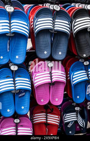 Farbenfrohe Strandsandalen auf einem Gestell in Cornwall im Vereinigten Königreich. Stockfoto