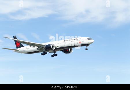 Air Canada Boeing 777-300ER, nähert sich dem Flughafen YUL. Montreal, Quebec, Kanada Stockfoto