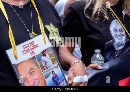 New York, Usa. Juni 2024. Familien der Geiseln, die am 7. Oktober genommen wurden, führen die Parade mit einem „Bring sie jetzt nach Hause“-Banner und Postern ihrer Lieben an. Die 59. Jährliche Israel Day-Parade marschiert die 5th Avenue entlang des Central Park. Die Parade feiert die israelische Kultur und den Stolz. Die Parade nahm in diesem Jahr einen düsteren Ton an, während der Krieg zwischen Israel und der Hamas stattfand, wobei der Hauptaugenmerk darauf lag, die verbleibenden 120 Geiseln, die noch immer in Gaza waren, nach Hause zu bringen, die am 7. Oktober 2023 entführt wurden. Quelle: SOPA Images Limited/Alamy Live News Stockfoto