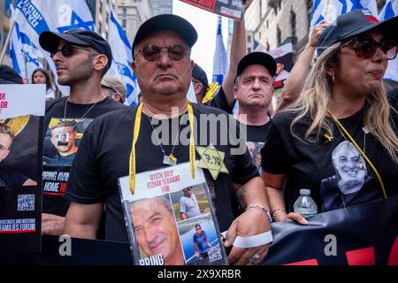 New York, Usa. Juni 2024. Familien der Geiseln, die am 7. Oktober genommen wurden, führen die Parade mit einem „Bring sie jetzt nach Hause“-Banner und Postern ihrer Lieben an. Die 59. Jährliche Israel Day-Parade marschiert die 5th Avenue entlang des Central Park. Die Parade feiert die israelische Kultur und den Stolz. Die Parade nahm in diesem Jahr einen düsteren Ton an, während der Krieg zwischen Israel und der Hamas stattfand, wobei der Hauptaugenmerk darauf lag, die verbleibenden 120 Geiseln, die noch immer in Gaza waren, nach Hause zu bringen, die am 7. Oktober 2023 entführt wurden. Quelle: SOPA Images Limited/Alamy Live News Stockfoto