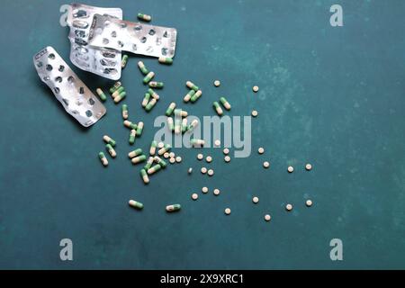 Arzneimittelpillen Kapseln auf blauem Hintergrund abstraktes Minimalkonzept Stockfoto