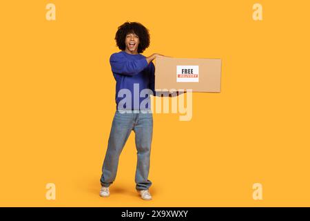 Mann Hält Box Mit Schild Für Kostenlose Lieferung Stockfoto