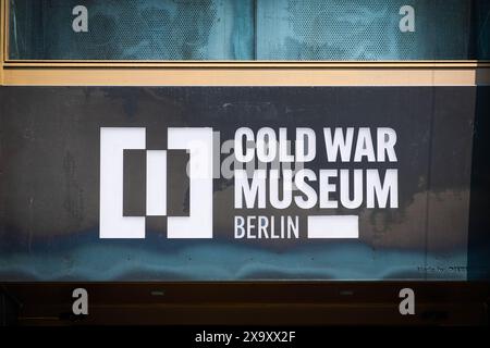 Berlin, Deutschland - 02. Juni 2024: Logo des Museums für den Kalten Krieg in Berlin Stockfoto