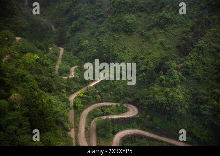 Blick auf die Landschaft Berg und Straße 99 Kurve Kurve für chinesen Reisende besuchen Tianmen Shan Höhle Heaven Gate in Tianmenshan Mountain N Stockfoto