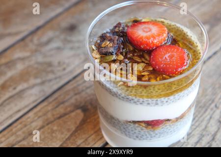 Nahrhafter Chia Seed Pudding mit Granola und Erdbeeren ist ein gesundes Frühstück oder Dessert Stockfoto