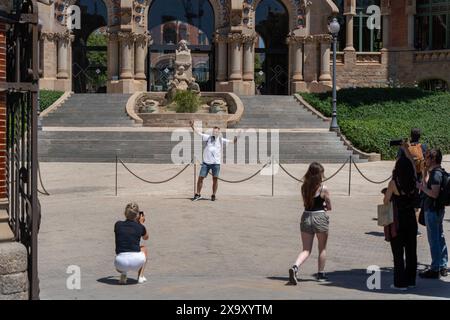 Barcelona, Spanien. Juni 2024. Der Tourismus in Spanien hat seit Anfang des Jahres mit 16 % mehr als 2023 in die Höhe getrieben. Barcelona hat in diesem Jahr bisher mehr als 4 Millionen Touristen aufgenommen. El turismo se ha disparado en España desde principios de año con un 16% más que en 2023. Barcelona ha recibido más de 4 millones de turistas en lo que llevamos de año. News Politics -Barcelona, Spanien Montag, 3. Juni 2024 (Foto: Eric Renom/LaPresse) Credit: LaPresse/Alamy Live News Stockfoto