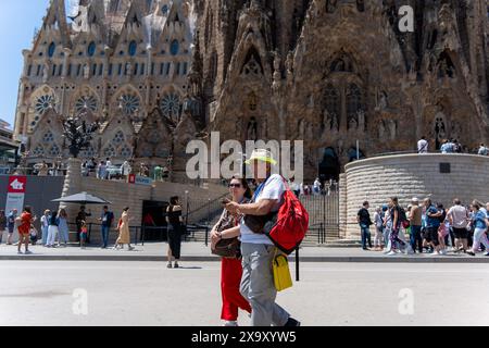 Barcelona, Spanien. Juni 2024. Der Tourismus in Spanien hat seit Anfang des Jahres mit 16 % mehr als 2023 in die Höhe getrieben. Barcelona hat in diesem Jahr bisher mehr als 4 Millionen Touristen aufgenommen. El turismo se ha disparado en España desde principios de año con un 16% más que en 2023. Barcelona ha recibido más de 4 millones de turistas en lo que llevamos de año. News Politics -Barcelona, Spanien Montag, 3. Juni 2024 (Foto: Eric Renom/LaPresse) Credit: LaPresse/Alamy Live News Stockfoto