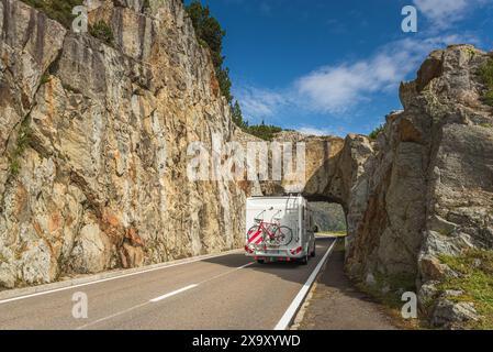 Wohnmobil fährt durch einen Felsentunnel auf der Sustenpassstraße in den Schweizer Alpen, Innertkirchen, Kanton Bern, Schweiz Stockfoto