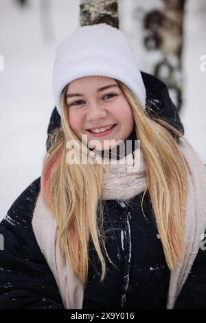 Porträt eines Teenagermädchens im Winter im Wald. Stockfoto