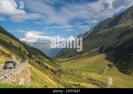 Autos fahren am Sustenpass, idyllische Berglandschaft, Meien, Kanton URI, Schweiz Stockfoto