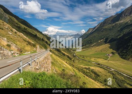 Berglandschaft und Passstraße am Sustenpass, Meien, Kanton URI, Schweiz Stockfoto