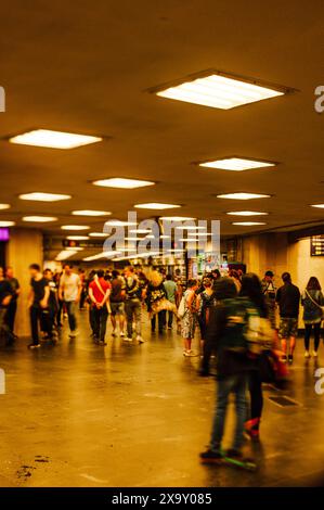 Eine Menschenmenge bewegt sich durch die U-Bahn-Station in Budapest Stockfoto