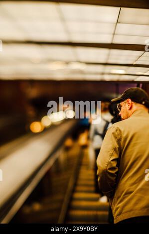 Eine Person steht auf der Rolltreppe an der U-Bahn-Station Budapest Stockfoto