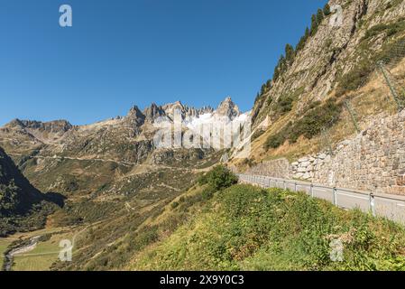 Berglandschaft und Passstraße am Sustenpass, Meien, Kanton URI, Schweiz Stockfoto