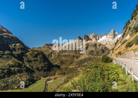 Berglandschaft und Passstraße am Sustenpass, Meien, Kanton URI, Schweiz Stockfoto