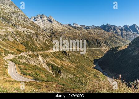 Berglandschaft und Passstraße am Sustenpass, Blick ins Meiental, Meien, Kanton URI, Schweiz Stockfoto