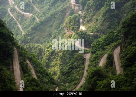 Blick auf die Landschaft Berg und Straße 99 Kurve Kurve für chinesen Reisende besuchen Tianmen Shan Höhle Heaven Gate in Tianmenshan Mountain N Stockfoto