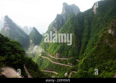 Blick auf die Landschaft Berg und Straße 99 Kurve Kurve für chinesen Reisende besuchen Tianmen Shan Höhle Heaven Gate in Tianmenshan Mountain N Stockfoto