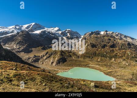 Landschaft mit schneebedeckten Bergen und Blick auf Steinsee, einen Gletschersee am Sustenpass, Innertkirchen, Kanton Bern, Schweiz Stockfoto