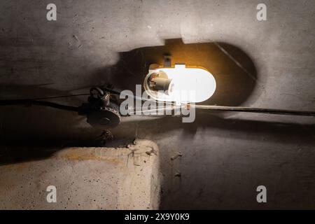 Notbeleuchtung in einem Militärlager. Stockfoto