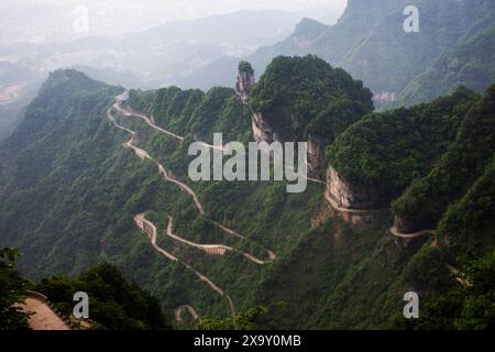 Blick auf die Landschaft Berg und Straße 99 Kurve Kurve für chinesen Reisende besuchen Tianmen Shan Höhle Heaven Gate in Tianmenshan Mountain N Stockfoto