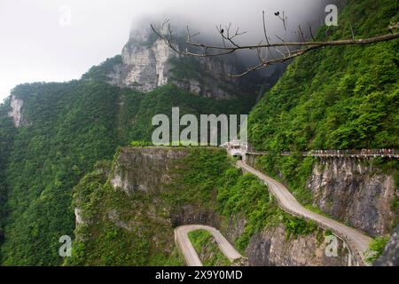 Blick auf die Landschaft Berg und Straße 99 Kurve Kurve für chinesen Reisende besuchen Tianmen Shan Höhle Heaven Gate in Tianmenshan Mountain N Stockfoto