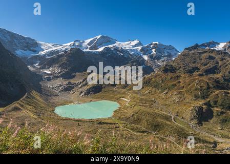 Landschaft mit schneebedeckten Bergen und Blick auf Steinsee, einen Gletschersee am Sustenpass, Innertkirchen, Kanton Bern, Schweiz Stockfoto