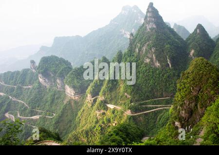 Blick auf die Landschaft Berg und Straße 99 Kurve Kurve für chinesen Reisende besuchen Tianmen Shan Höhle Heaven Gate in Tianmenshan Mountain N Stockfoto