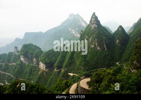 Blick auf die Landschaft Berg und Straße 99 Kurve Kurve für chinesen Reisende besuchen Tianmen Shan Höhle Heaven Gate in Tianmenshan Mountain N Stockfoto