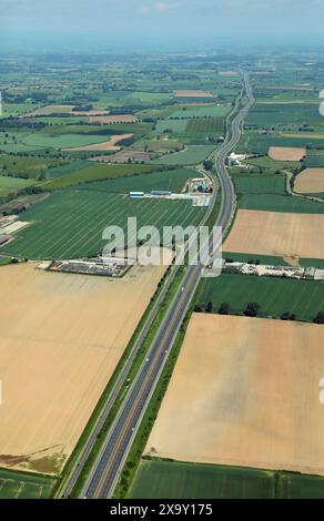 Aus der Vogelperspektive der Autobahn A1(M), die nach Norden durch N Yorkshire führt. Dieser Abschnitt nördlich von J50 zeigt Alfred Hymas Transportation & Heck Food Ltd Stockfoto