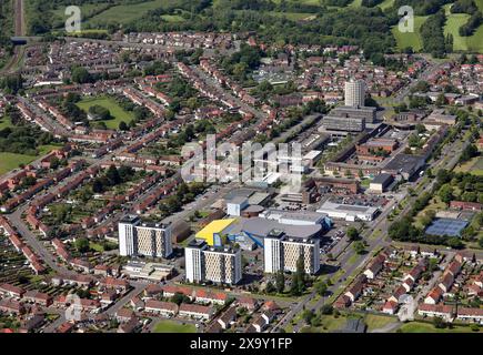 Blick aus der Vogelperspektive auf das Stadtzentrum von Billingham (mit Blick von Osten nach Westen) mit dem Billingham Forum Leisure Centre direkt hinter den 3 Turmblöcken im Vordergrund Stockfoto