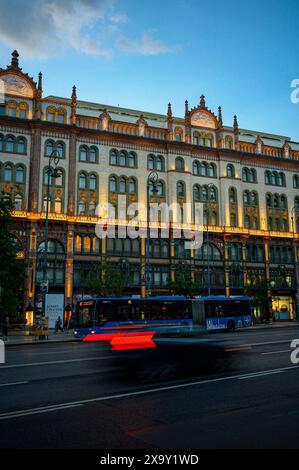 Párizsi Udvar Hotel Budapest (Pariser Passage), Kreuzung mit Wanderern und Fahrzeugen Stockfoto