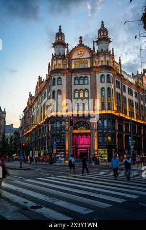 Párizsi Udvar Hotel Budapest (Pariser Passage), Kreuzung mit Wanderern und Fahrzeugen Stockfoto