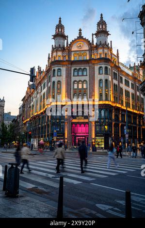 Párizsi Udvar Hotel Budapest (Pariser Passage), Kreuzung mit Wanderern und Fahrzeugen Stockfoto