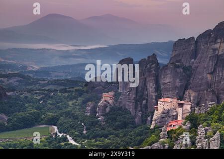 Die Klöster von Meteora bei Sonnenaufgang. Die Meteora ist eine Felsformation im Nordwesten Griechenlands mit einem Komplex orthodoxer Klöster, die auf natürlichem Ro gebaut sind Stockfoto