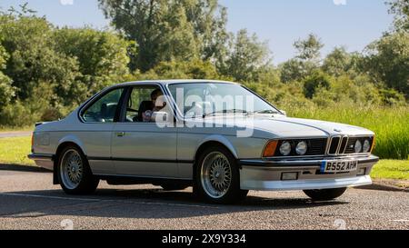 Stony Stratford, UK - 2. Juni 2024: 1985 silberne BMW M635 csi 6er-Serie auf einer britischen Landstraße Stockfoto