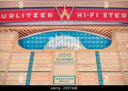 Den Bosch, Niederlande - 12. Mai 2024: Retro-Bild einer alten Wurlitzer-Jukebox auf einem antiken Fünfziger- bis Siebziger-Jahre-Fluchtmarkt Stockfoto