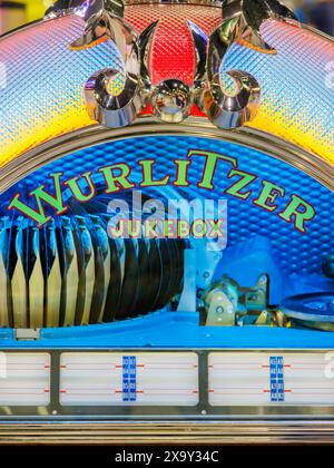 Den Bosch, Niederlande - 12. Mai 2024: Nahaufnahme einer alten Wurlitzer-Jukebox auf einem antiken Markt aus den 50er bis 70er Jahren Stockfoto