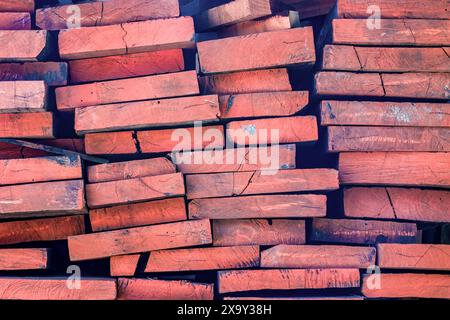 Ein Stapel roter Holzdielen in einer Tischlerei in den östlichen Andengebirgen in Zentral-Kolumbien. Stockfoto