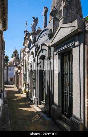 Buenos Aires, Argentinien - Friedhof La Recoleta liegt im gleichnamigen Stadtteil Recoleta, einem der teuersten Wohn- und Geschäftsviertel der Hauptstadt. Cementario de la Recoleta war zur Ruhestätte zahlreicher wohlhabender und prominenter Einwohner, zu den bekanntesten zaehlt die zweite Ehefrau von Juan Peron, Eva Peron. Buenos Aires Buenos Aires Argentinien *** Buenos Aires, Argentinien der Friedhof La Recoleta befindet sich im gleichnamigen Stadtteil Recoleta, einem der teuersten Wohn- und Geschäftsviertel der Hauptstadt Cementario de la Recoleta Stockfoto